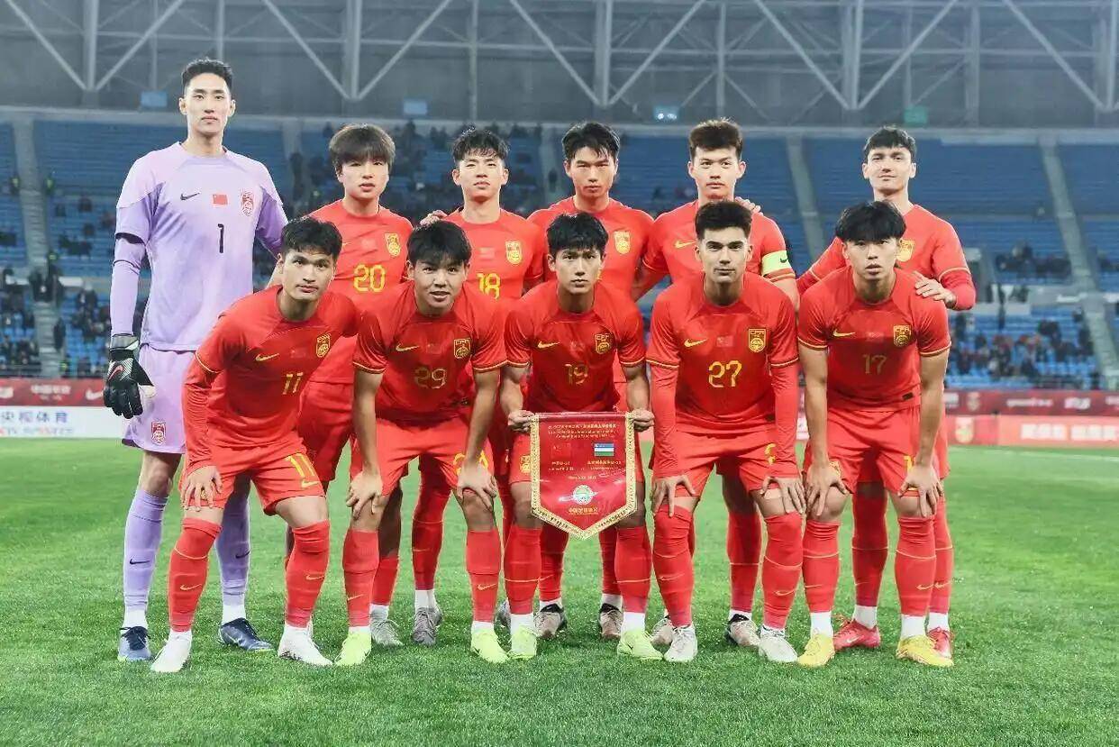 国足全队合力战胜对手，晋级国际赛决赛